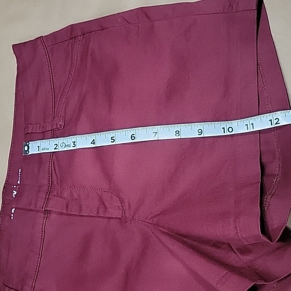 Old Navy Size 6 Burgundy Pixie Mid Rise Shorts, Excellent Used Condition - Picture 5 of 10